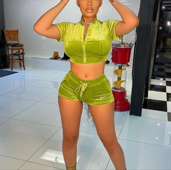 GSUWOO Apple Green Velour Shorts - Picture 10 of 11